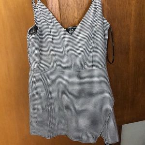 gingham romper. never worn